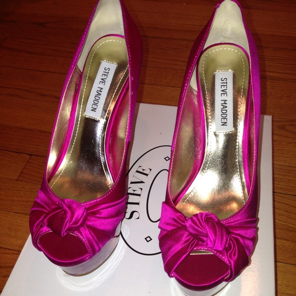 STEVE MADDEN ERYKKA PEEP-TOE PLATFORM SATIN PUMP - Picture 2 of 4