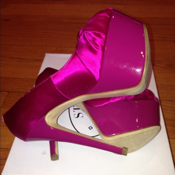 STEVE MADDEN ERYKKA PEEP-TOE PLATFORM SATIN PUMP - Picture 3 of 4