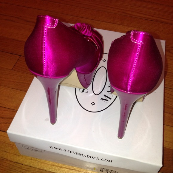 STEVE MADDEN ERYKKA PEEP-TOE PLATFORM SATIN PUMP - Picture 4 of 4