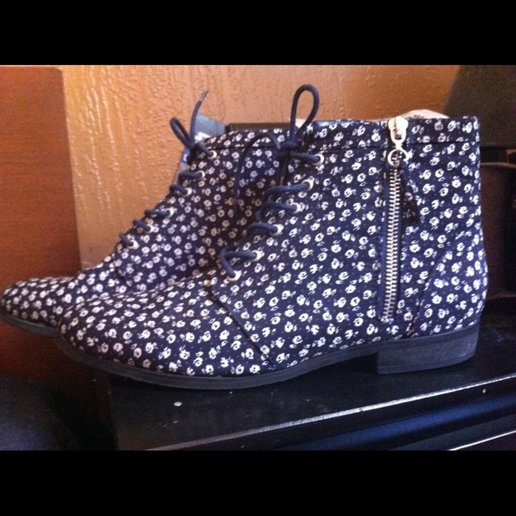 SOLD🙌Ditsy Floral Ankle Granny Boots - Picture 2 of 3