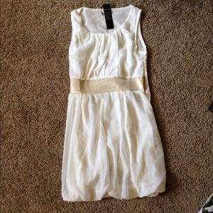 ❗️❗️SOLD❗️❗️White dress. Size small