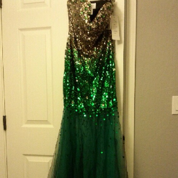 Emerald green prom dress - Picture 3 of 3