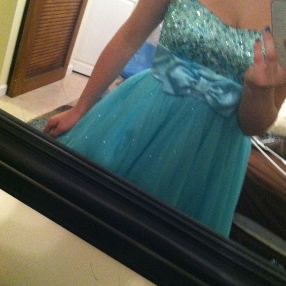 Dress - Picture 4 of 4