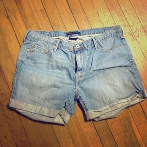 Levi's "boyfriend fit" jean shorts
