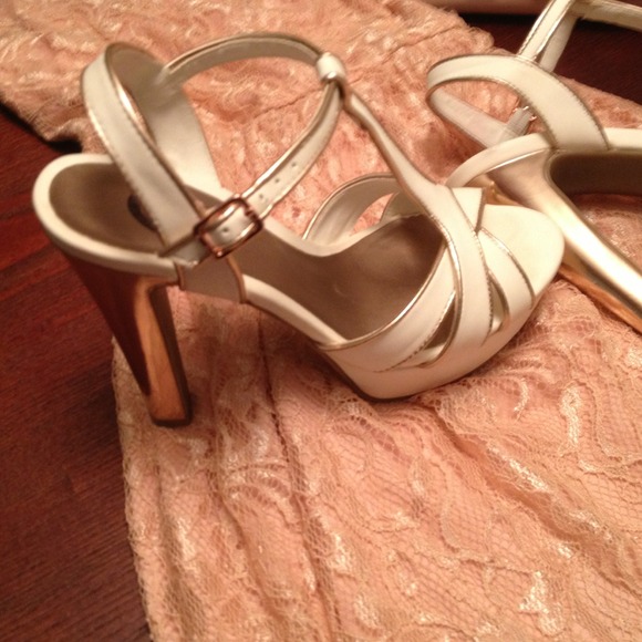 ***SOLD*** Guess heel - Picture 2 of 3