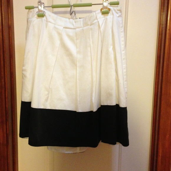 ⛔SOLD for @newnewcathy⛔bebe white cotton skirt