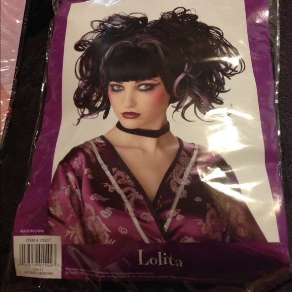 Hold @midagemomma 🎃Black wig w/purple streaks