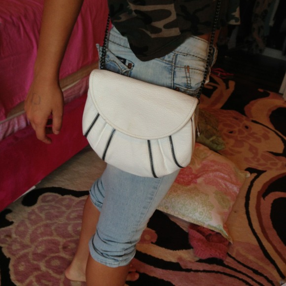 Deena & Ozzy white faux leather crossbody - Picture 3 of 3