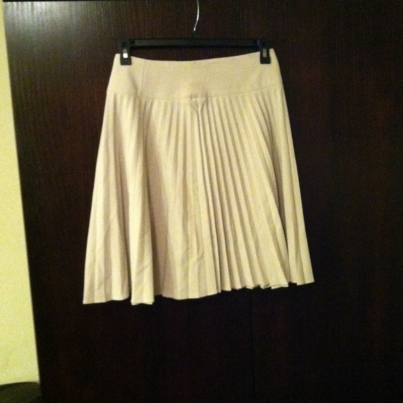 Reserved @renee16238 Worthington tan  skirt❤