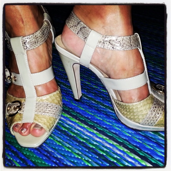 HOST PICK 💚💚💚BEAUTIFUL Charles David heels - Picture 1 of 4