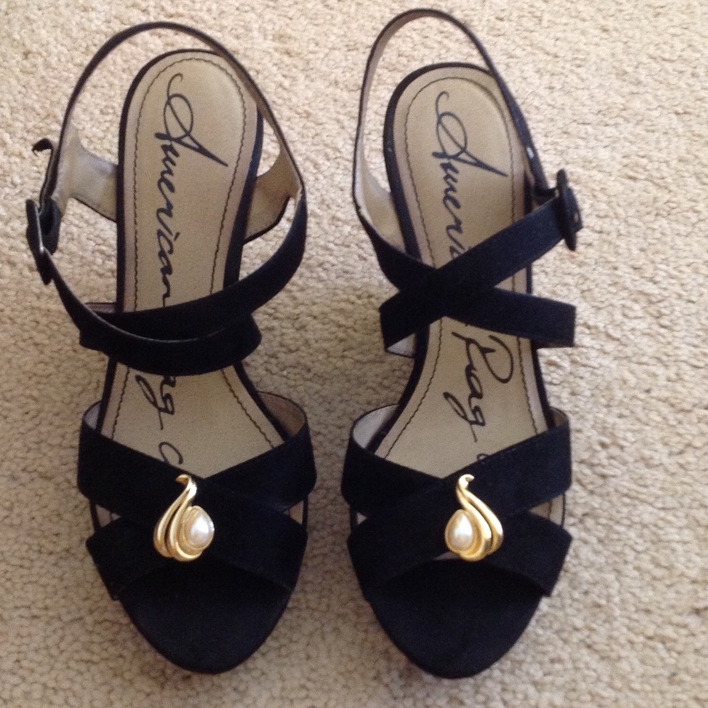 Gold tone pearl vintage shoe clips only!.no shoes