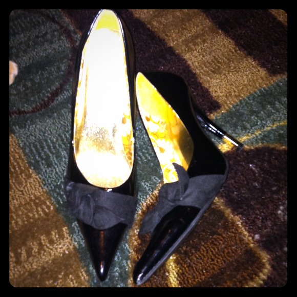 Black pointed heel