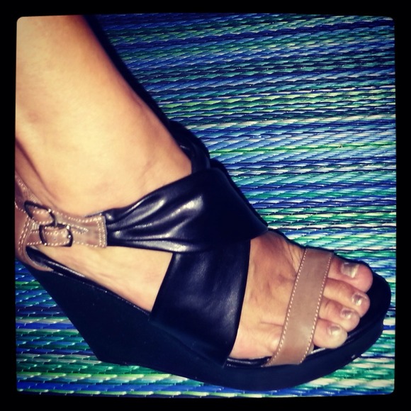 Shoedazzle Shoes - ??????Black and Tan platforms, so comfy!
