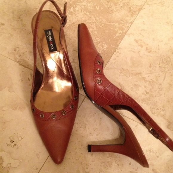 SOLD- 💔Reduced- Dark Carmel sling backs