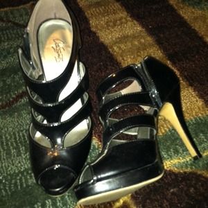 Peep toe strappy heel
