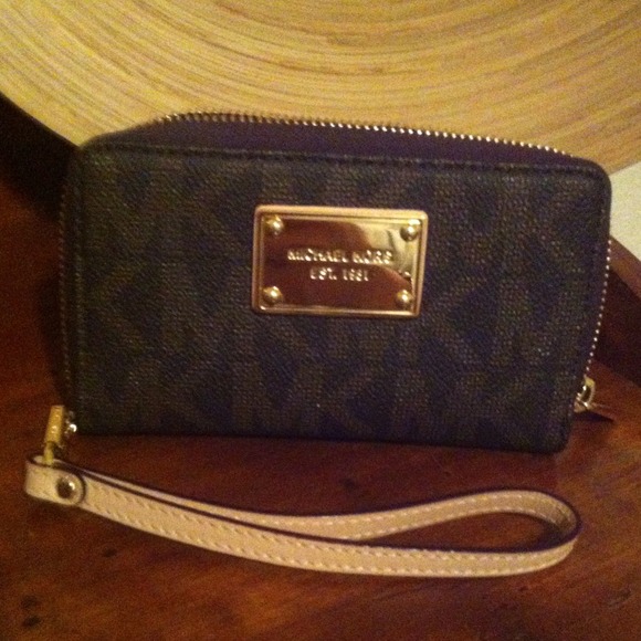 🚫SOLD🚫MICHAEL Kors Exclusive iPhone® 5 NWOT