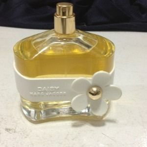 Almost new daisy perfume by Marc Jacobs