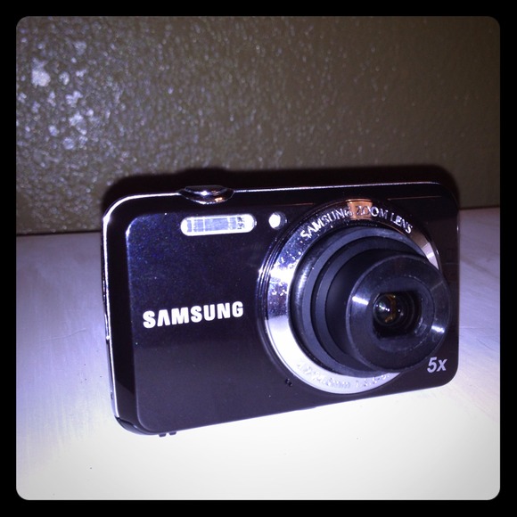 Black 12.2 Samsung digital camera. 📷