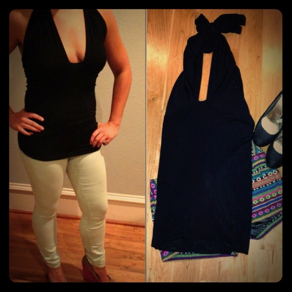 ❤❤sold in bundle❤❤Sexy Black halter top!