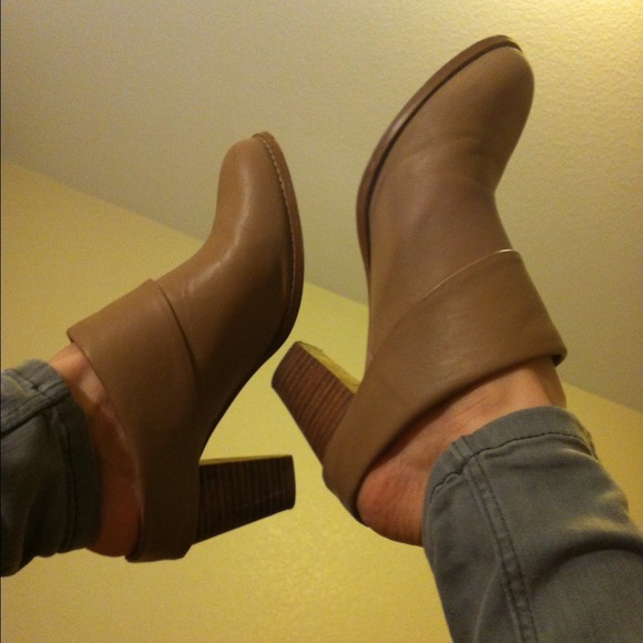 Deena &Ozzy (Urban Outfitters) slip on booties