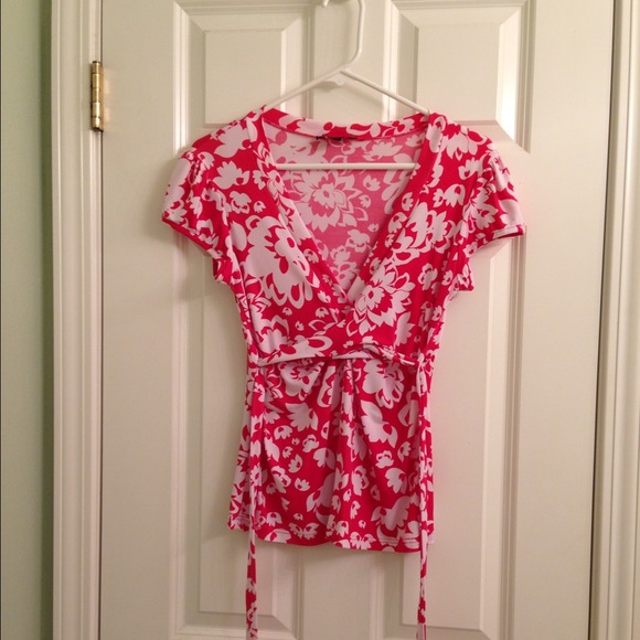 SALE!!! 🌺 Pretty in pink and white floral top. 🌺