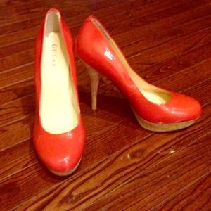 Guess KARISE platform pump w/cork heel in orange.