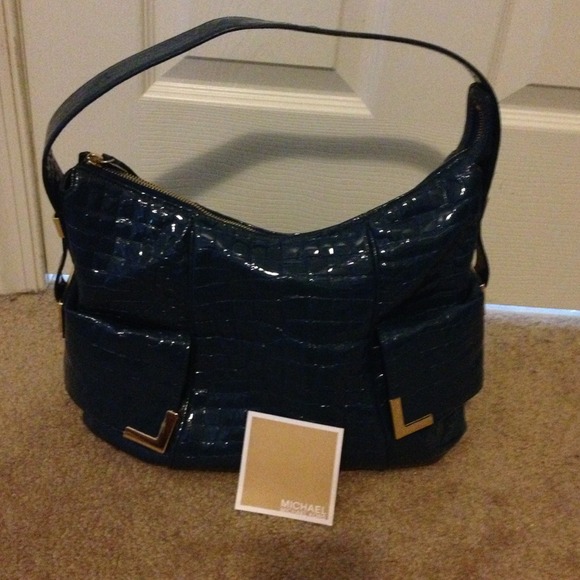 Reduced!! Patent leather Michael Kors hobo bag! - Picture 4 of 4