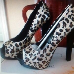 Beautiful.Leopard gold shimmer heels 6.5