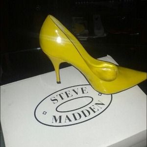 Steve Madden yellow stilletos 6.5