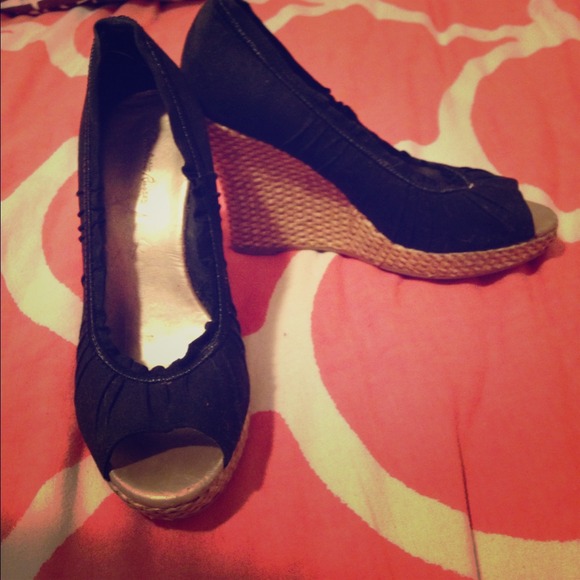 Black wedges