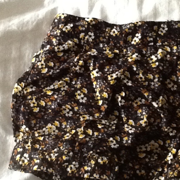 Floral shorts - Picture 2 of 2