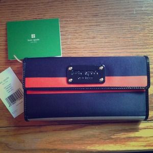 Trifold wallet. Just reduced! ⬇⬇⬇⬇