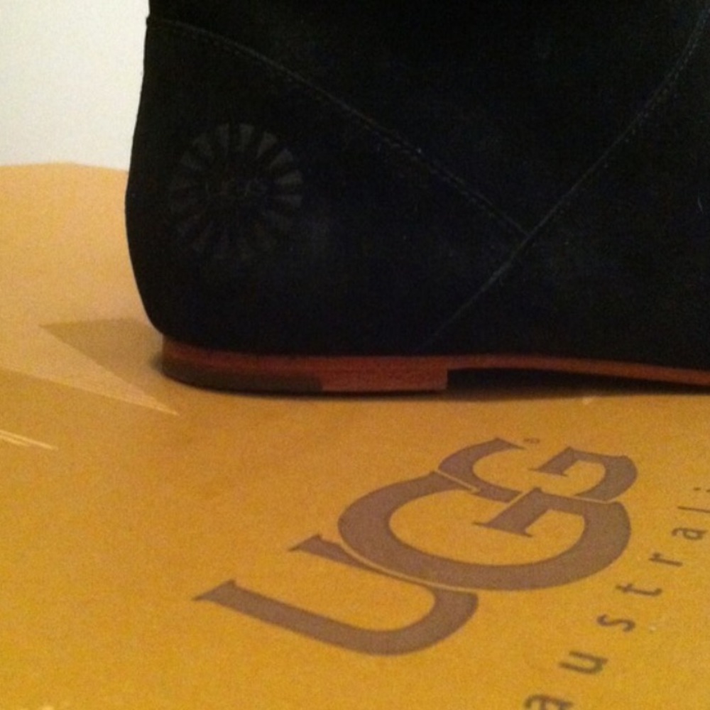 🎉HP🎉Gorgeous Discontinued UGGs - Picture 7 of 7