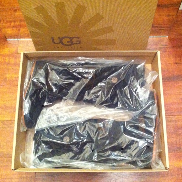 πHPπGorgeous Discontinued UGGs - Picture 3 of 7