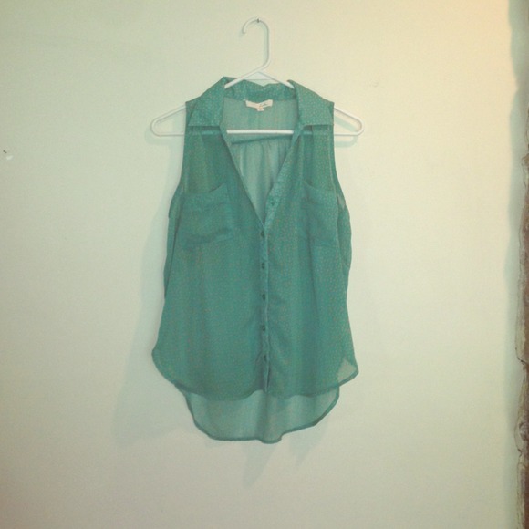High-low no sleeve button up blouse