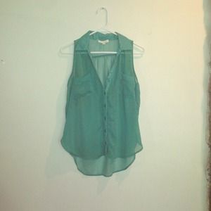 High-low no sleeve button up blouse