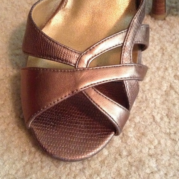 Pumps - Picture 2 of 3