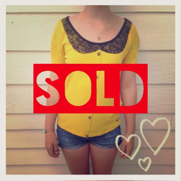 Volcom Tops - Volcom cotton top with printed design