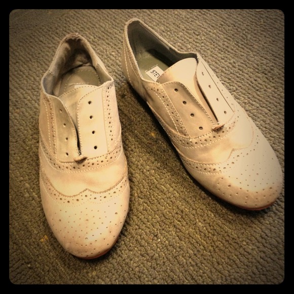 Adorable beige flats