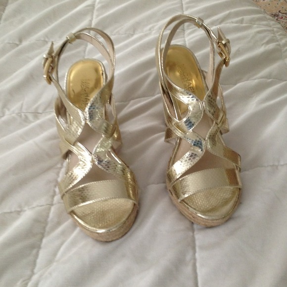 MICHAEL MICHAEL KORS gold wedges 7M