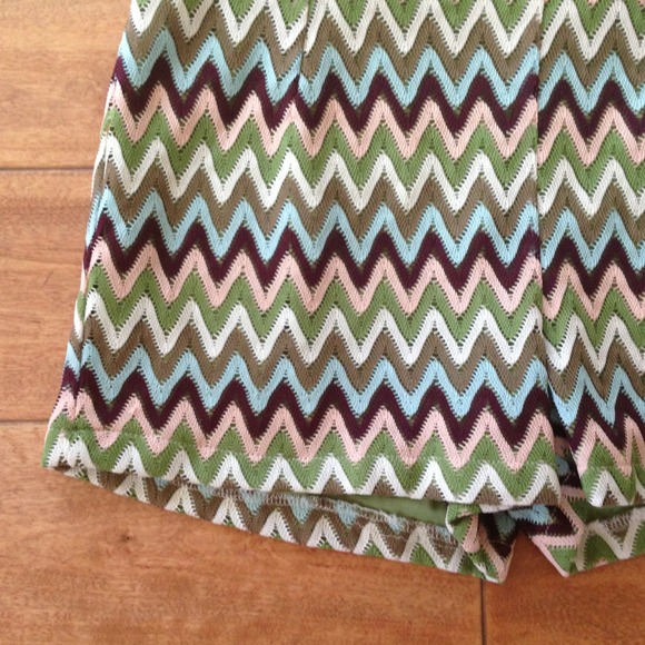 *SOLD* High Waisted Chevron Colorful Hot Shorts - Picture 3 of 4