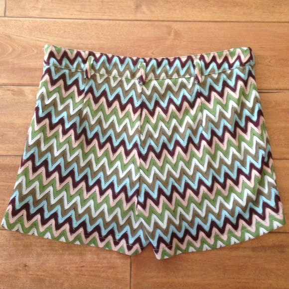 *SOLD* High Waisted Chevron Colorful Hot Shorts - Picture 4 of 4