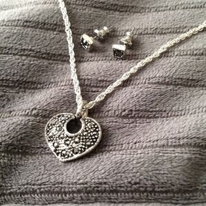 Silver tone necklace and earring set