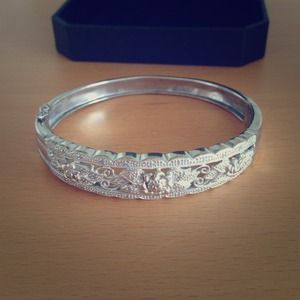 🚫SOLD IN BUNDLE🚫NWOT Silver Rose-Detail Bracelet