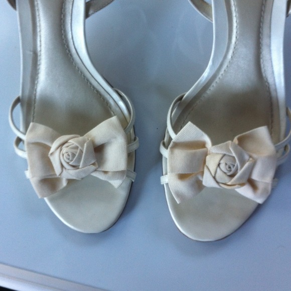Ann Taylor bow heels in ivory. Adorable. - Picture 2 of 4