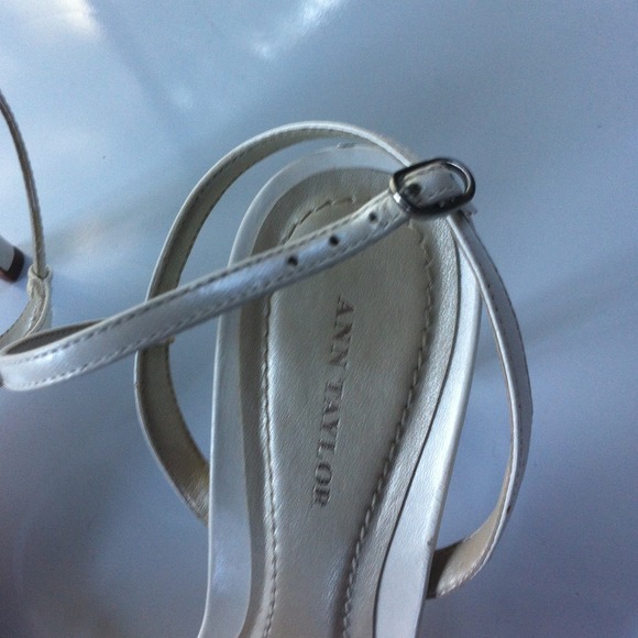 Ann Taylor bow heels in ivory. Adorable. - Picture 3 of 4