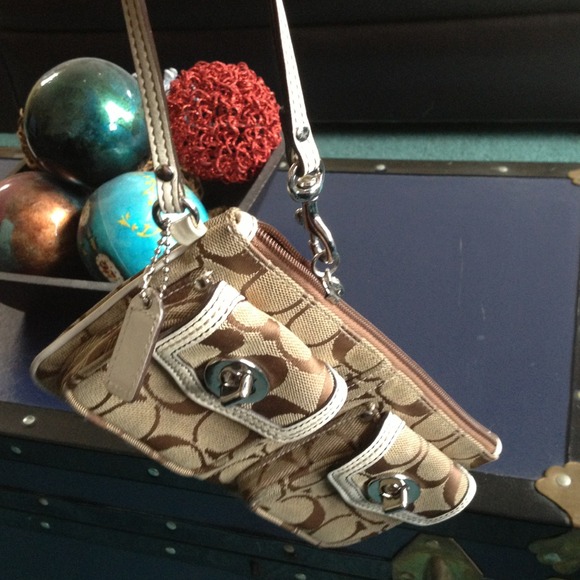 RESERVED FOR ALEXA_B*******Auth COACH WRISTLET - Picture 4 of 4