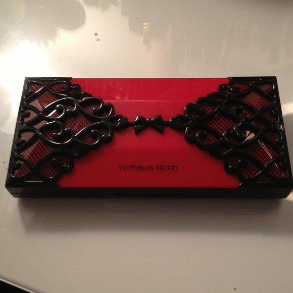 RESERVED FOR @CNBILLMAN!! Eyeshadow & Benefit case