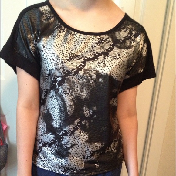 🚫sold🚫B Wear black and silver high low top
