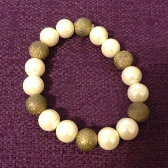Pearl and gold bracelet